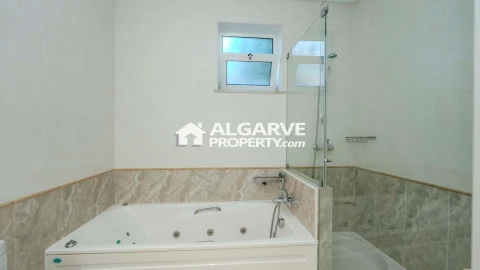 Moradia T5 para Venda em Quarteira