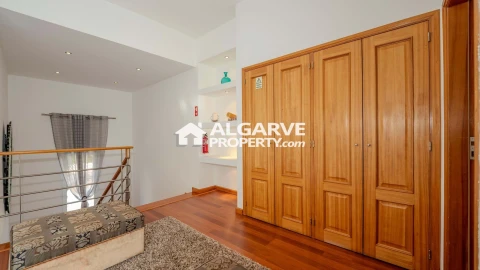 Moradia T5 para Venda em Quarteira