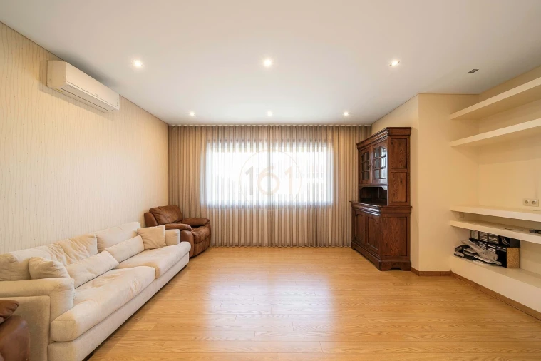 Moradia T5 para Venda em Castêlo da Maia Foto 3