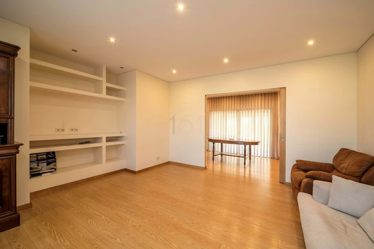 Moradia T5 para Venda em Castêlo da Maia Foto 4