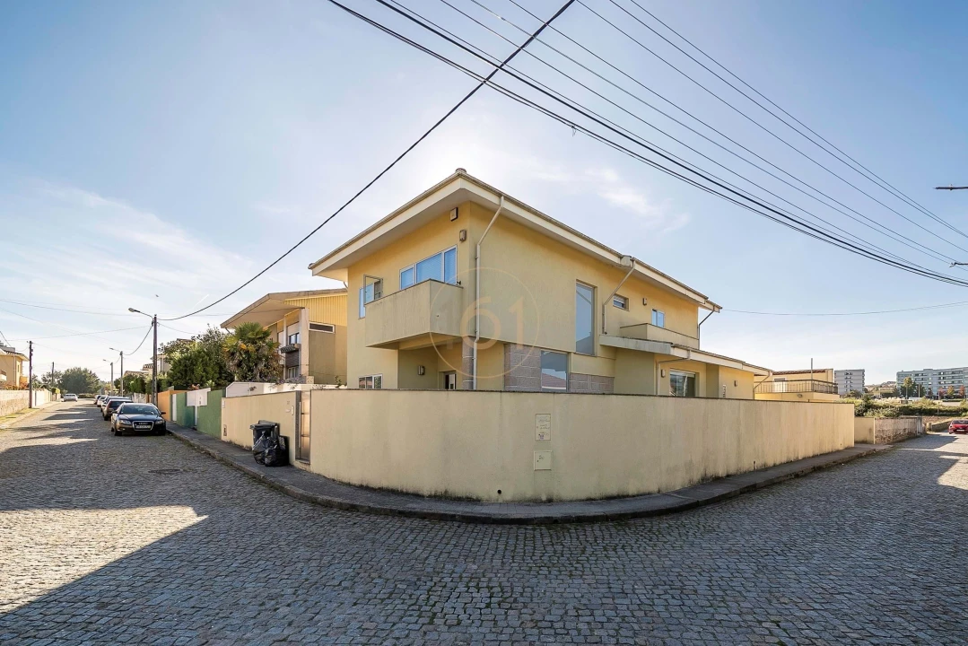 Moradia T5 para Venda em Castêlo da Maia Foto 2