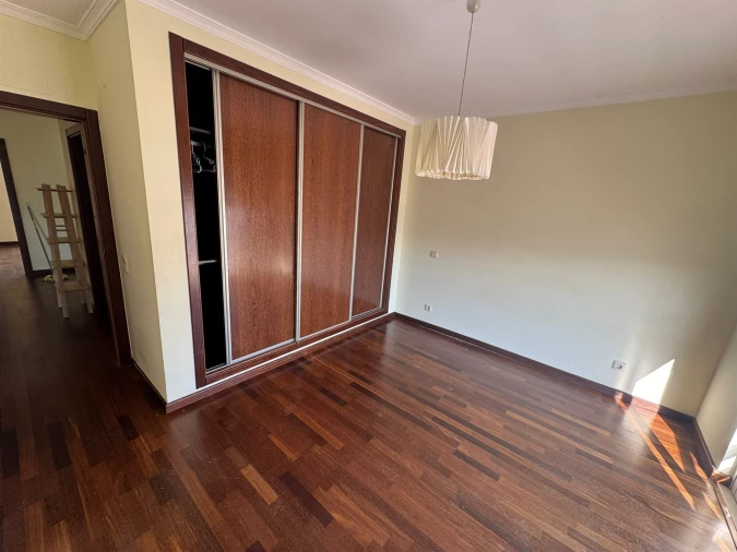 Moradia T4 para Venda em Quelfes Foto 20