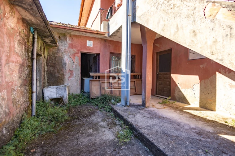 Moradia T7 para Venda em Santa Maria de Sardoura Foto 3