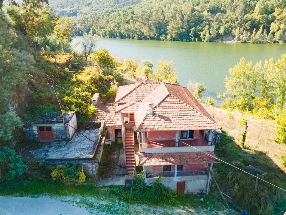 Moradia T7 para Venda em Santa Maria de Sardoura Foto 1