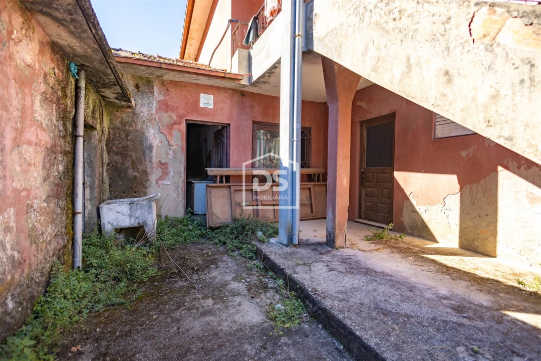 Moradia T7 para Venda em Santa Maria de Sardoura Foto 3