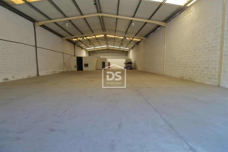 Armazém para Arrendamento em Fânzeres e São Pedro da Cova Foto 1