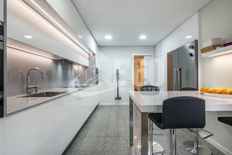 Apartamento T4 para Venda em Paranhos Foto 4