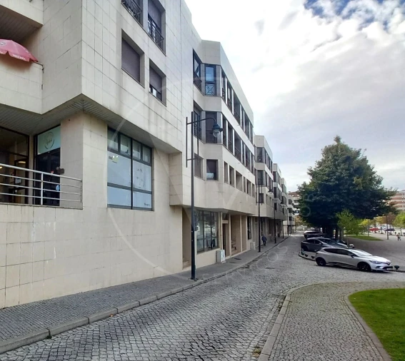 Loja para Arrendamento em Nossa Senhora da Conceição, São Pedro e São Dinis Foto 1