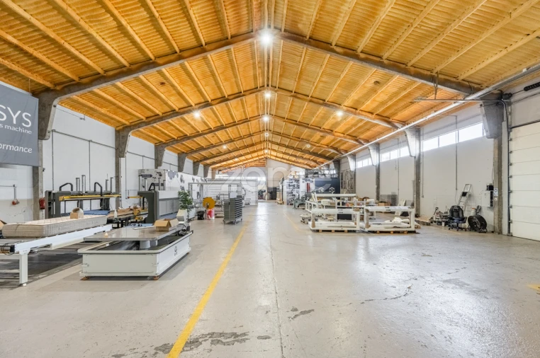 Terreno Comércio / Armazém para Venda em Sandim, Olival, Lever e Crestuma Foto 1