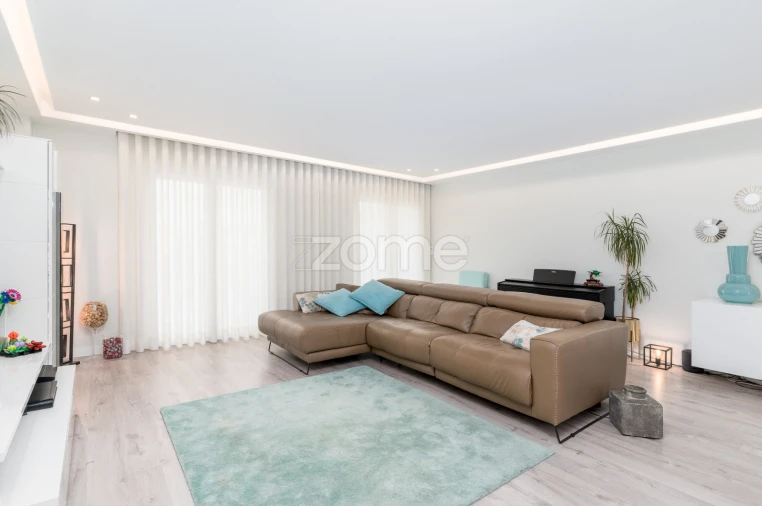 Apartamento T4 para Venda em Pontinha e Famões Foto 24