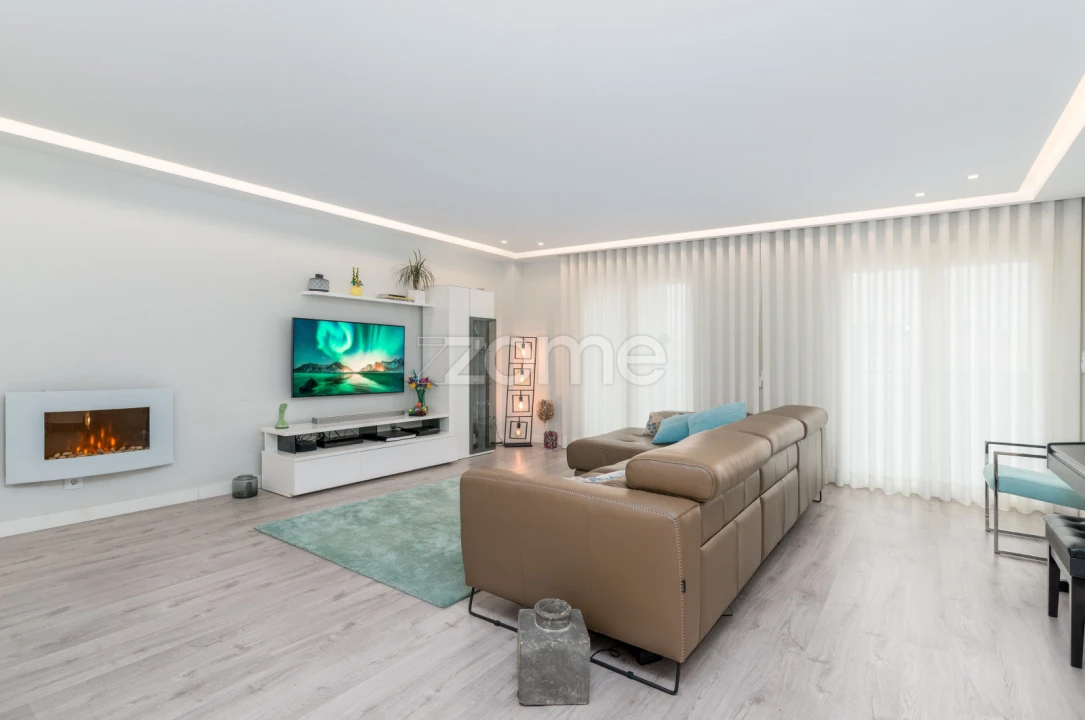 Apartamento T4 para Venda em Pontinha e Famões Foto 25