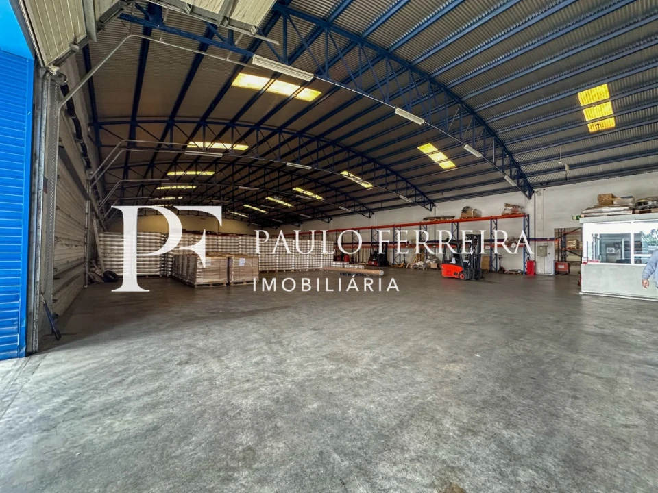 Armazém para Arrendamento em Vilarinho das Cambas Foto 1