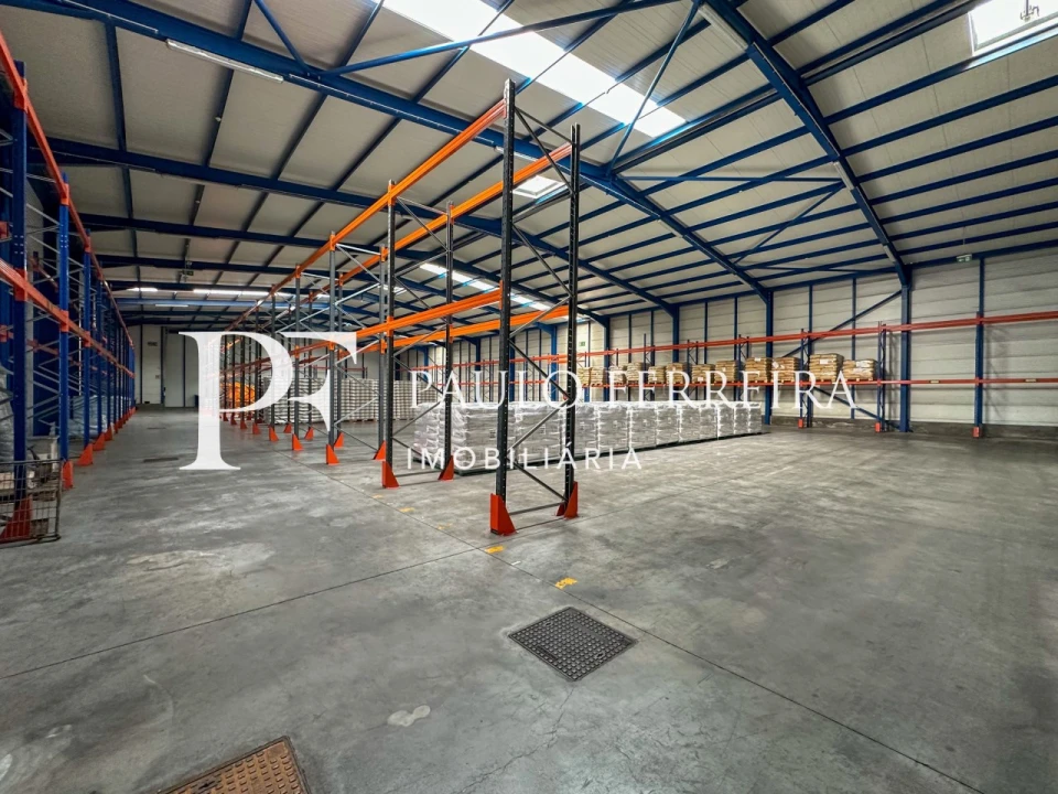 Armazém para Arrendamento em Vilarinho das Cambas Foto 3