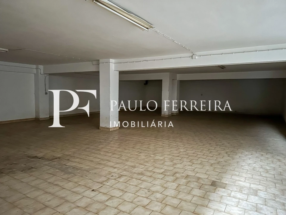 Loja para Arrendamento em Vermoim Foto 9