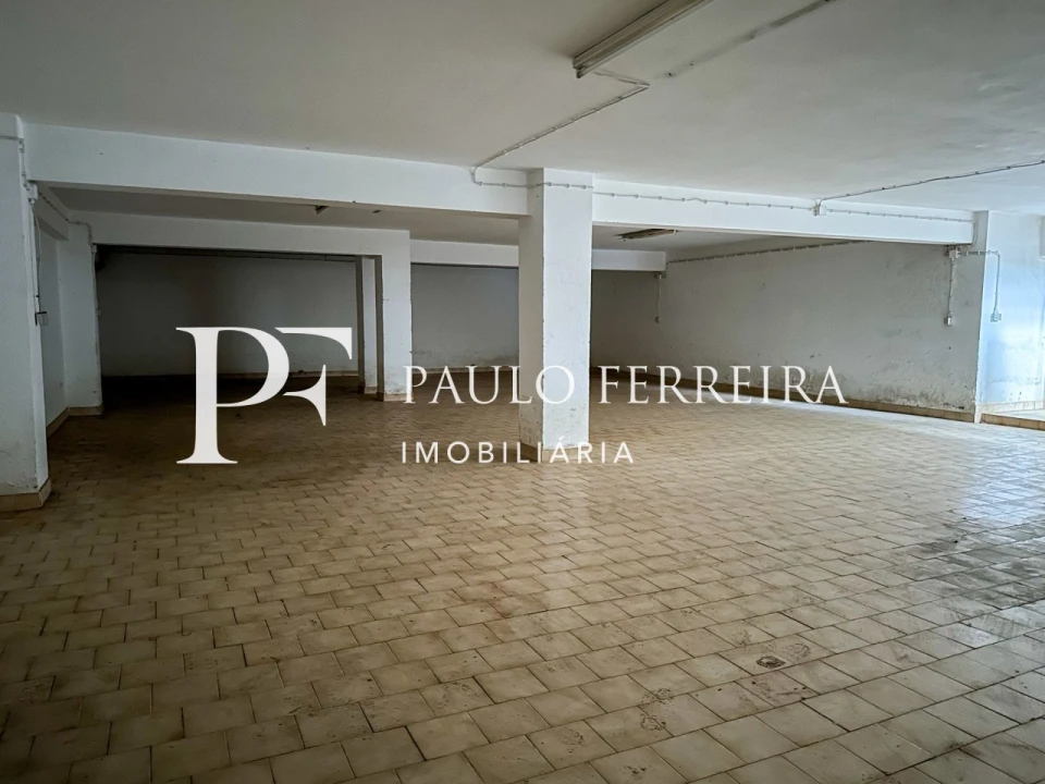 Loja para Arrendamento em Vermoim Foto 10