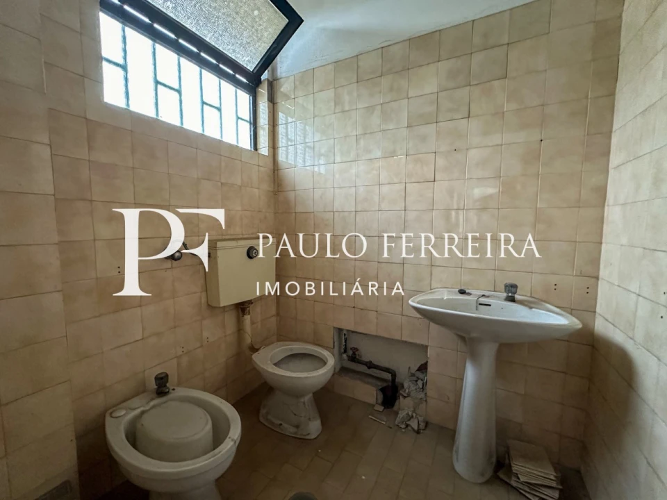 Loja para Arrendamento em Vermoim Foto 12