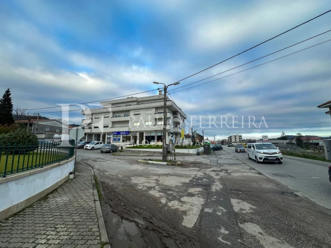 Loja para Arrendamento em Vermoim Foto 2