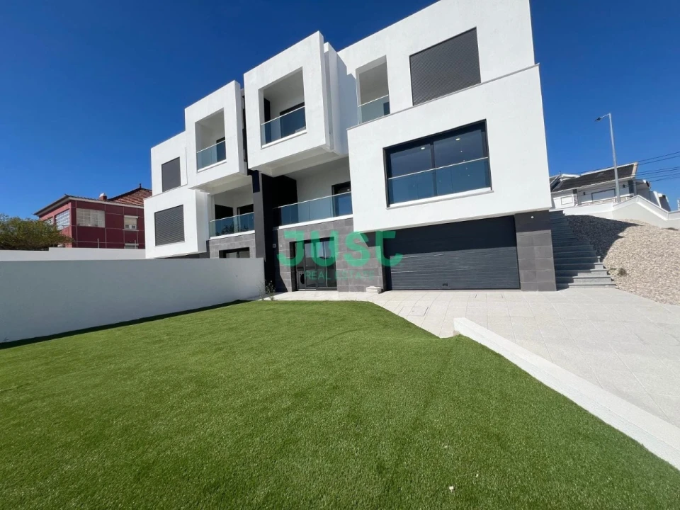 Moradia T4 para Venda em Corroios Foto 1
