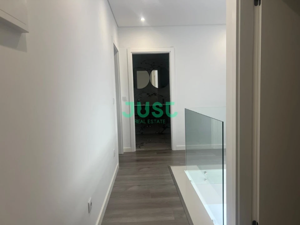 Moradia T4 para Venda em Corroios Foto 18