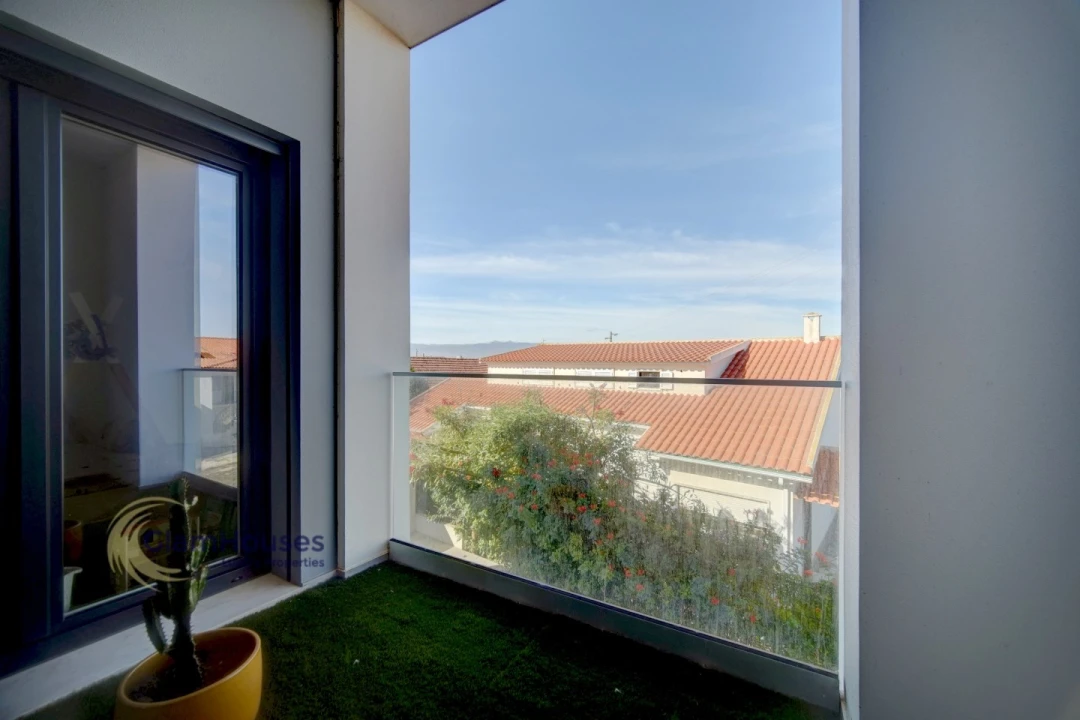 Moradia T4 para Arrendamento em Encarnação Foto 48