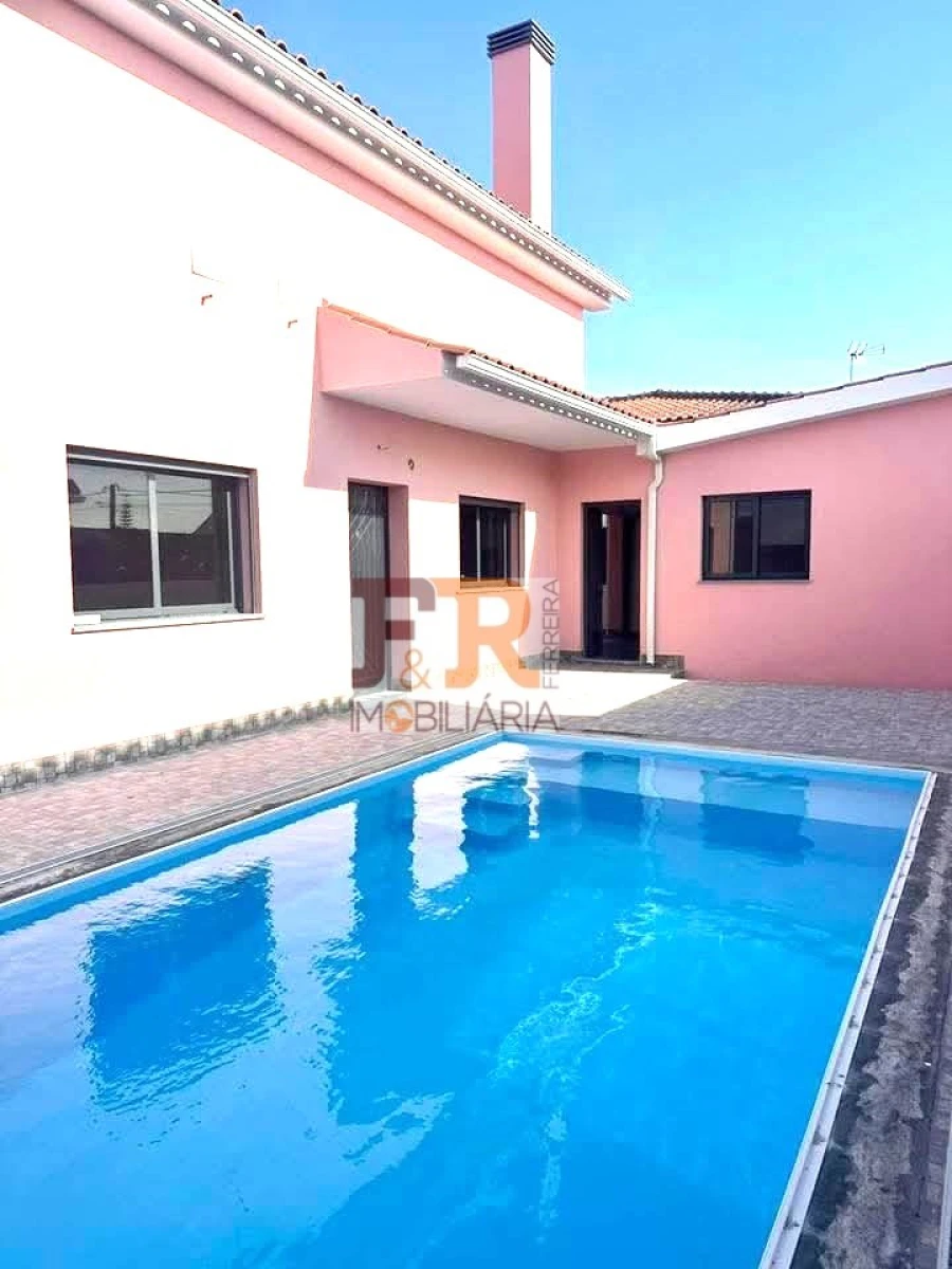 Moradia T4 para Venda em Fernao Ferro Foto 1