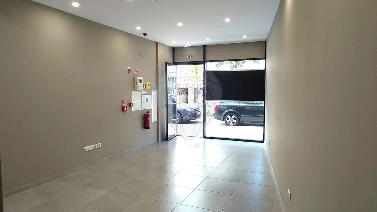 Loja para Arrendamento em Vila Chã, Codal e Vila Cova de Perrinho Foto 3