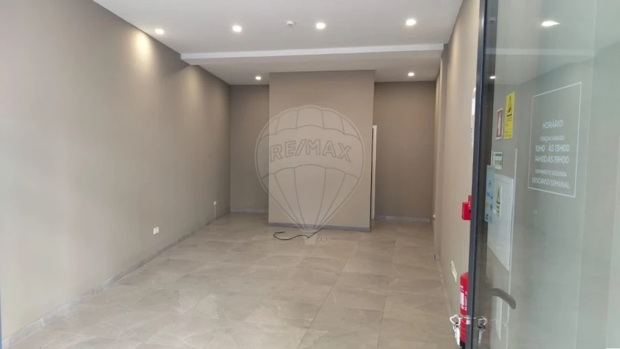 Loja para Arrendamento em Vila Chã, Codal e Vila Cova de Perrinho Foto 2