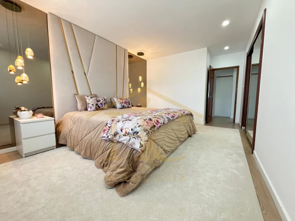 Moradia T4 para Venda em Arvore Foto 13