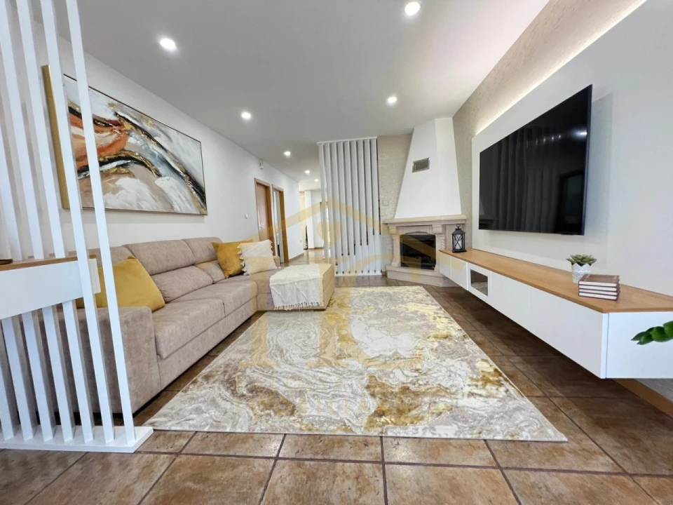 Moradia T4 para Venda em Arvore Foto 1