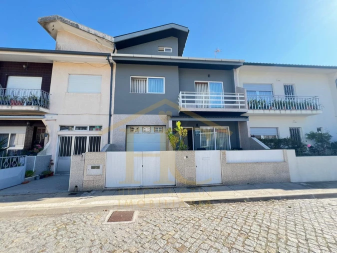 Moradia T4 para Venda em Arvore Foto 1