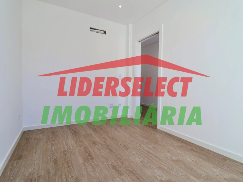 Moradia T3 para Venda em Silveira Foto 10