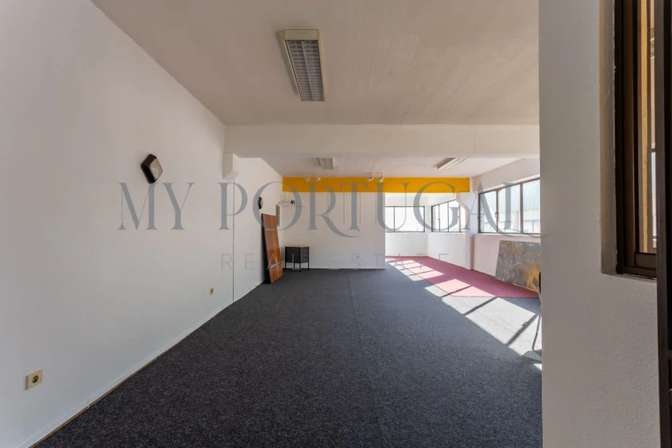 Armazém para Venda em Massamá e Monte Abraão Foto 13