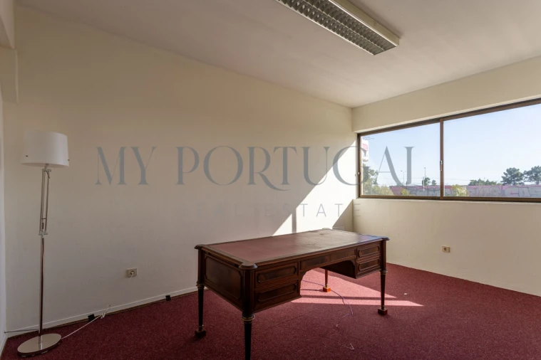 Armazém para Venda em Massamá e Monte Abraão Foto 14