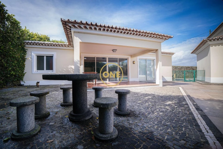 Moradia T5 para Venda em Rabo de Peixe Foto 48