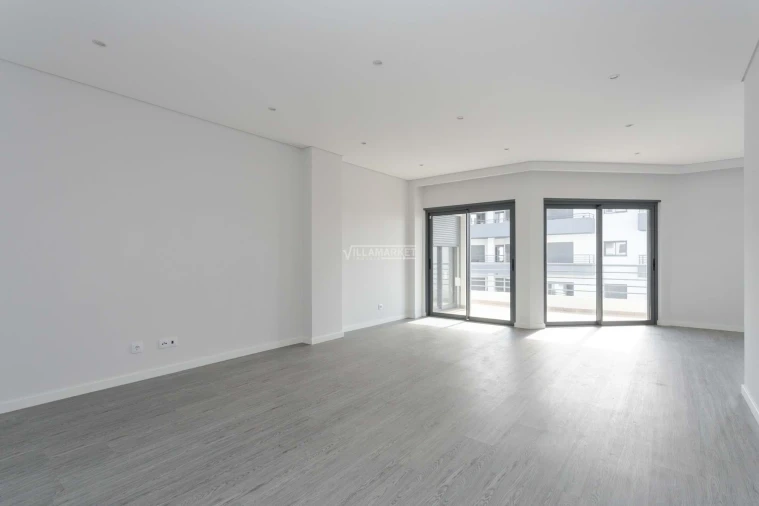 Apartamento T3 para Venda em Quelfes Foto 8