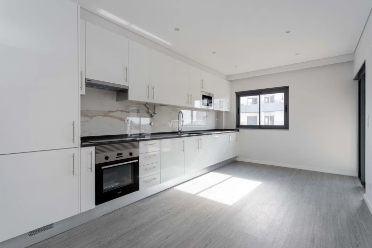 Apartamento T3 para Venda em Quelfes Foto 12