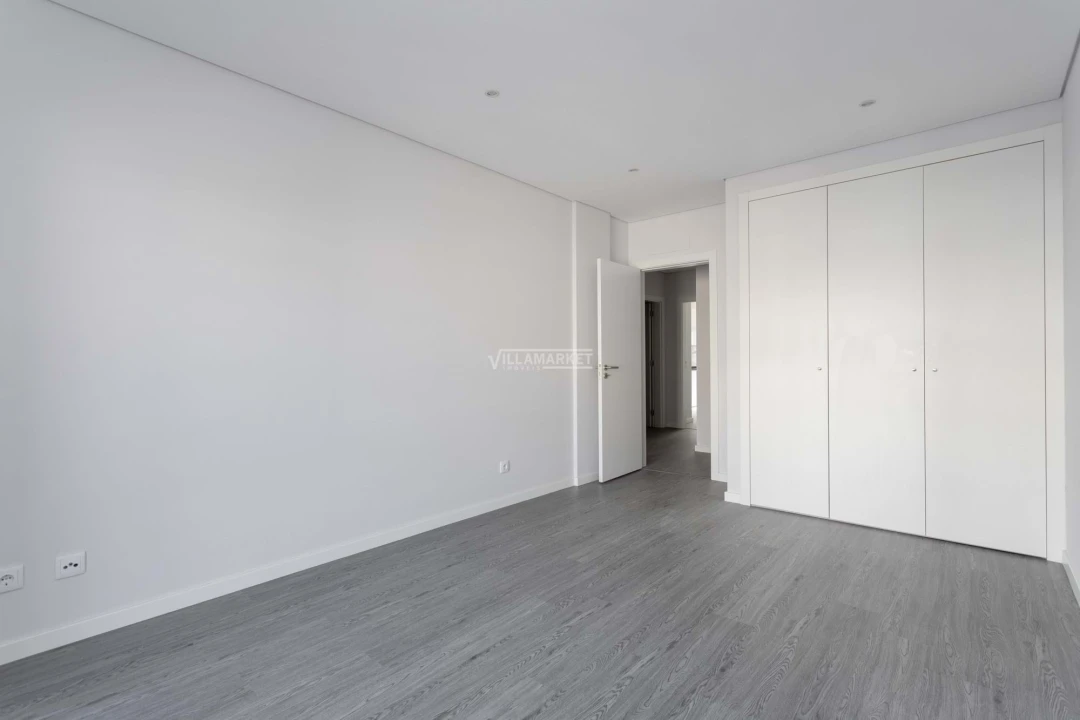 Apartamento T3 para Venda em Quelfes Foto 19