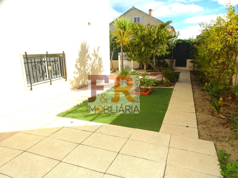 Moradia T2 para Venda em Quinta do Conde Foto 14