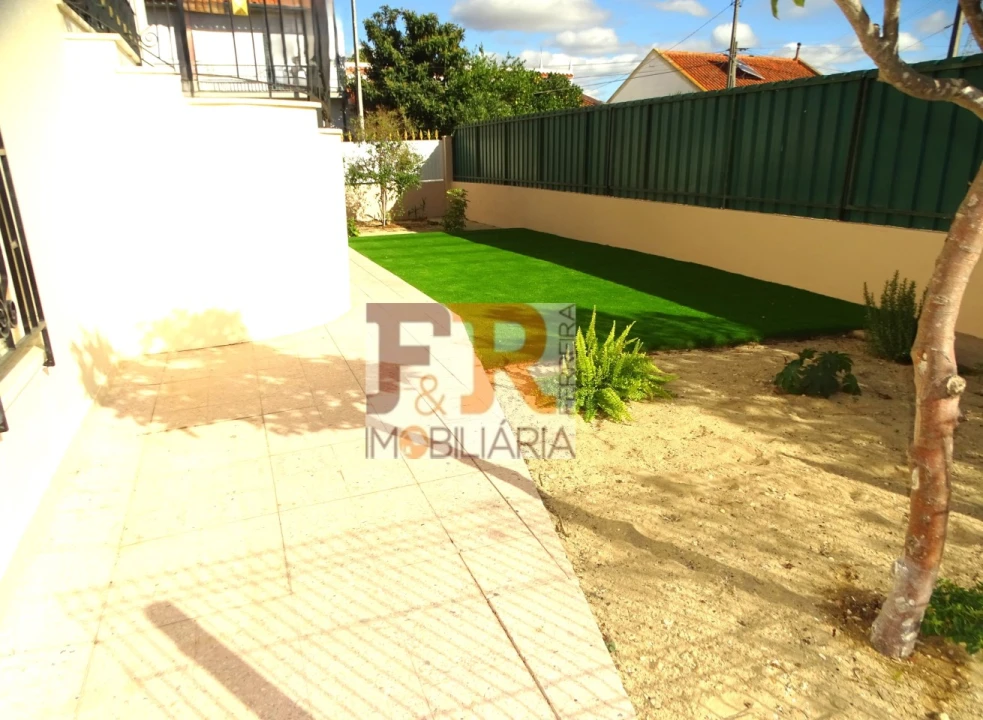 Moradia T2 para Venda em Quinta do Conde Foto 15