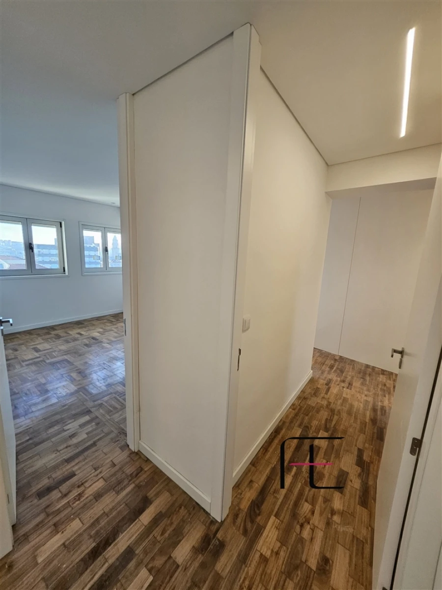 Apartamento T4 para Venda em Cedofeita, Santo Ildefonso, Sé, Miragaia, São Nicolau e Vitória Foto 4