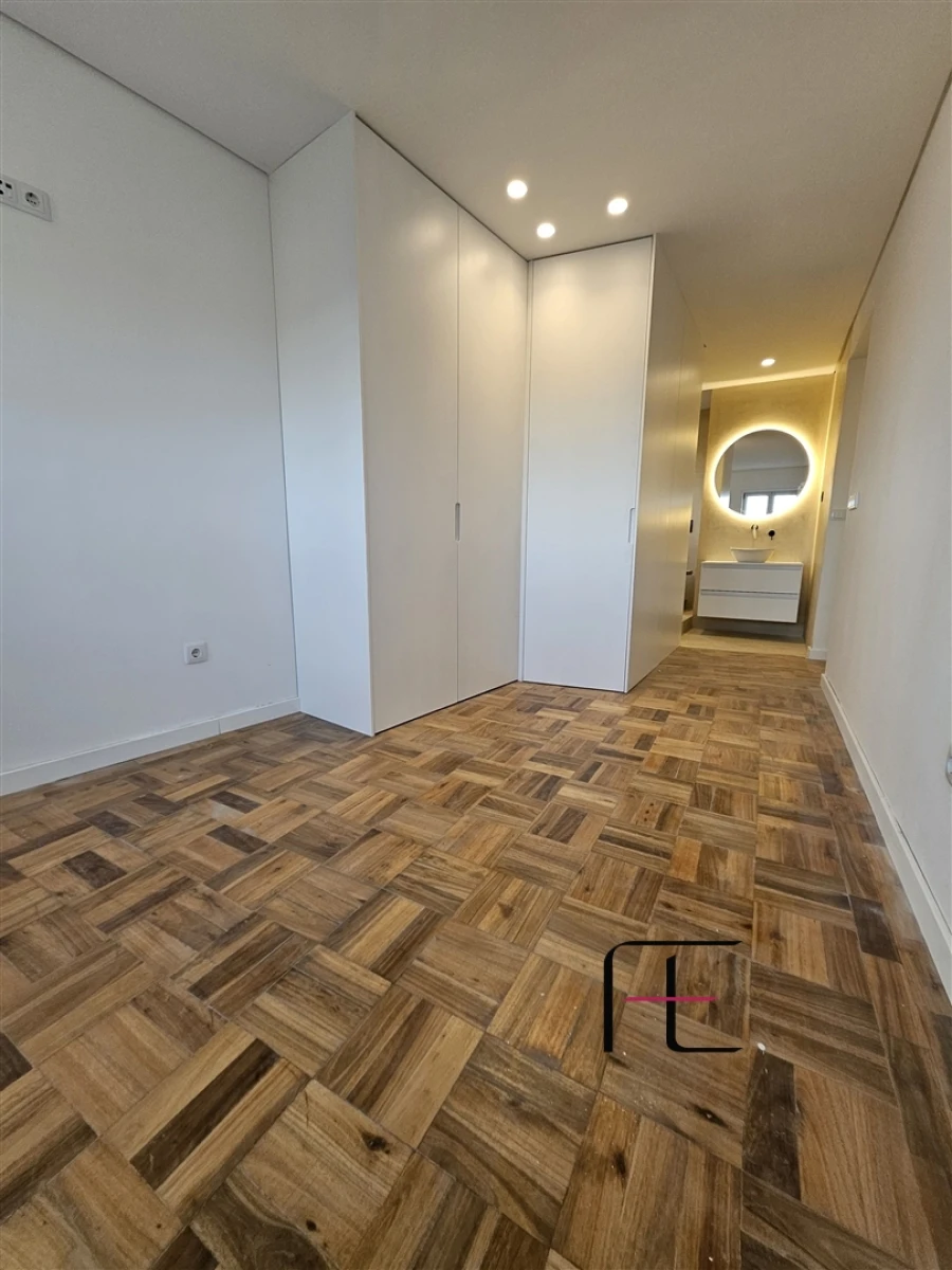 Apartamento T4 para Venda em Cedofeita, Santo Ildefonso, Sé, Miragaia, São Nicolau e Vitória Foto 3