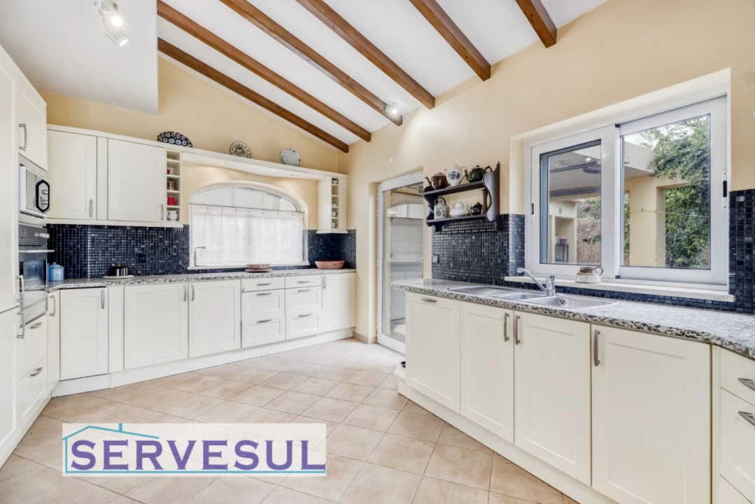 Moradia T4 para Venda em Estômbar e Parchal Foto 4