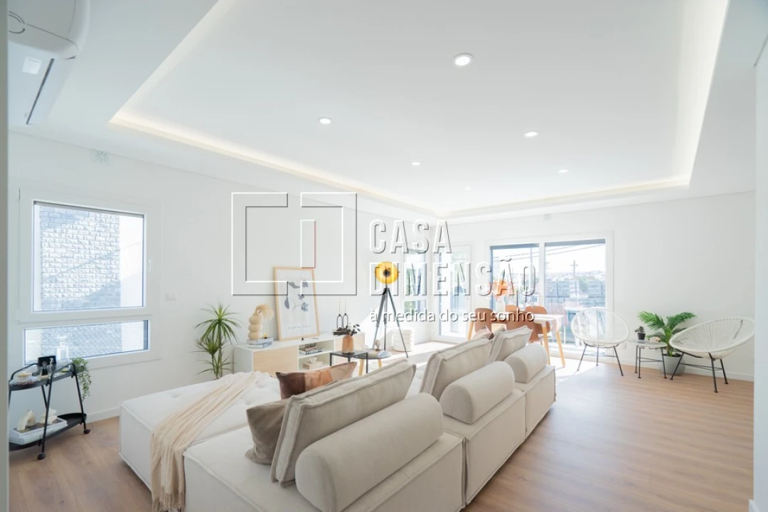 Moradia T4 para Venda em Laranjeiro e Feijó Foto 4