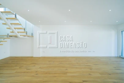Moradia T4 para Venda em Charneca de Caparica e Sobreda