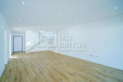 Moradia T4 para Venda em Charneca de Caparica e Sobreda