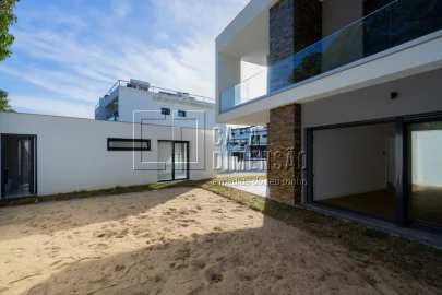 Moradia T4 para Venda em Charneca de Caparica e Sobreda