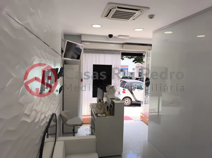 Loja para Cedência de Quotas em Arroios Foto 2