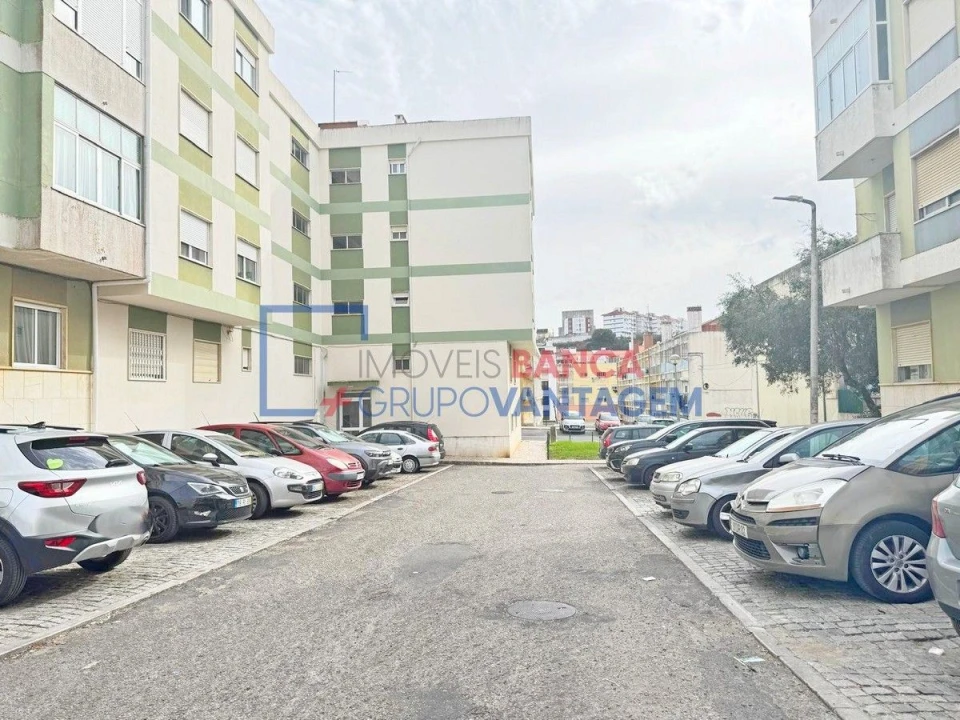 Apartamento T2 para Venda em Agualva e Mira-Sintra Foto 11