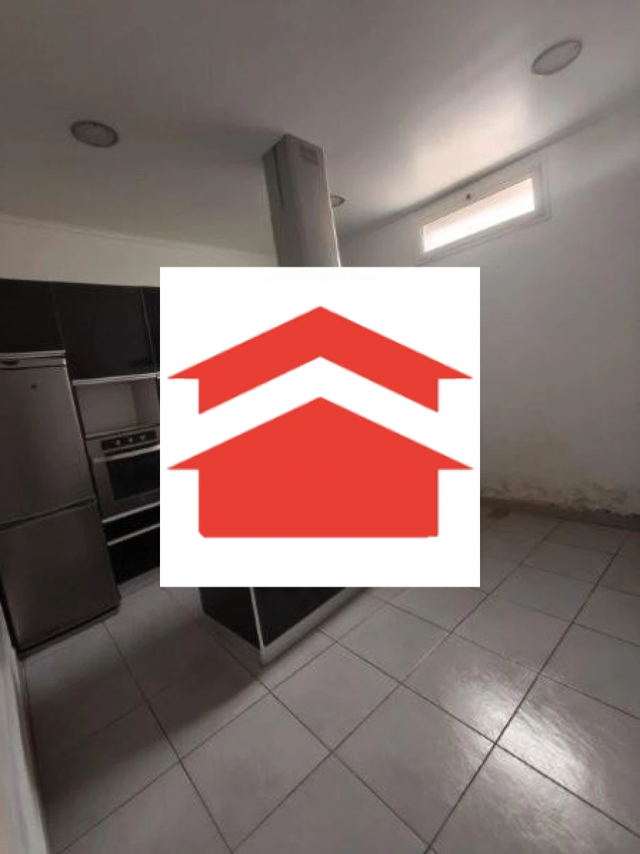 Moradia T4 para Venda em Estreito de Camara de Lobos Foto 9