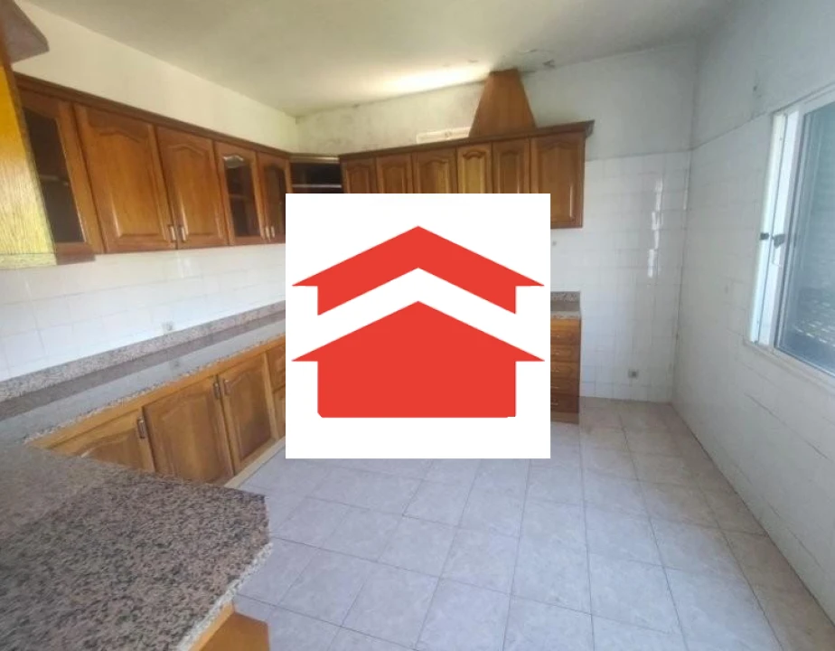 Moradia T4 para Venda em Estreito de Camara de Lobos Foto 10